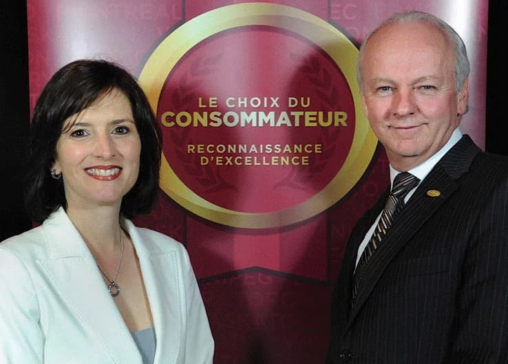 Les dirigeants du Groupe Adèle devant la bannière Le choix du consommateur