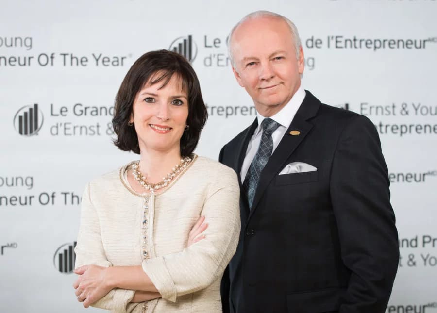 Les dirigeants du Groupe Adèle devant une bannière du Grand Prix de l'Entrepreneur Of the Year Ernst & Young