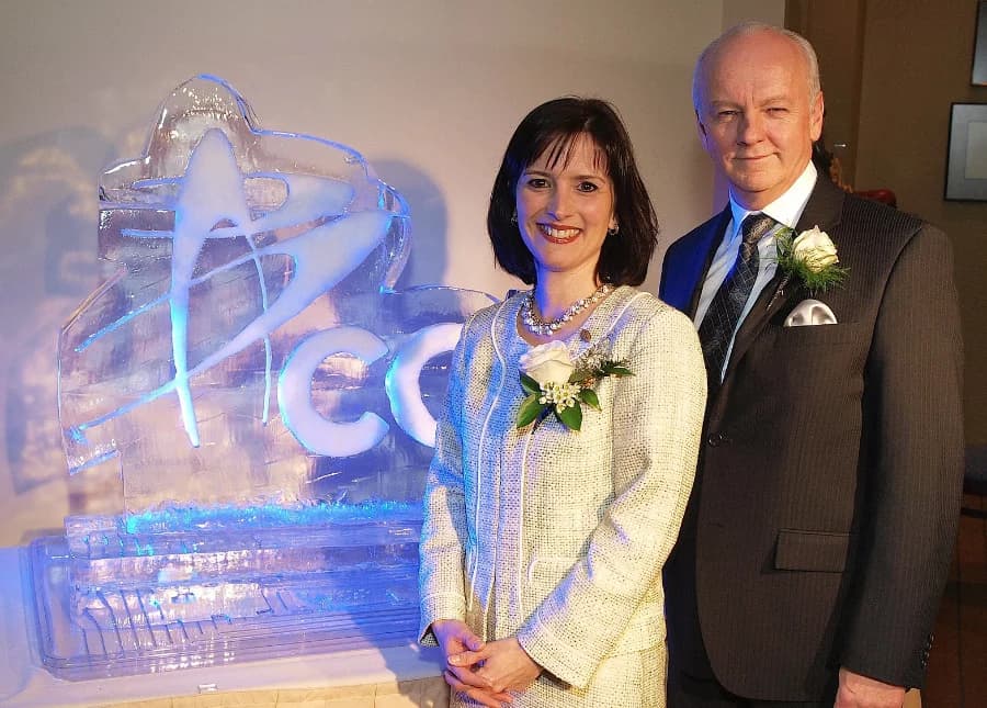 Les dirigeants du Groupe Adèle posant devant une sculpture de glace