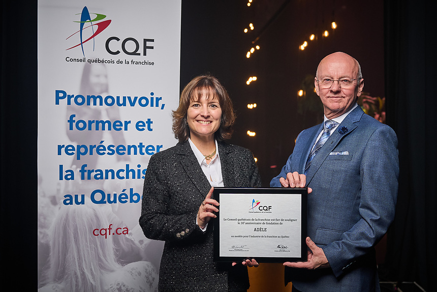 Les dirigeants du Groupe Adèle avec un prix du CQF